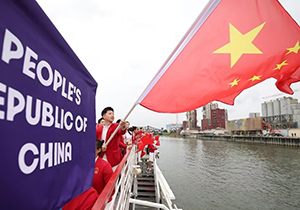 塞纳河畔的中国红